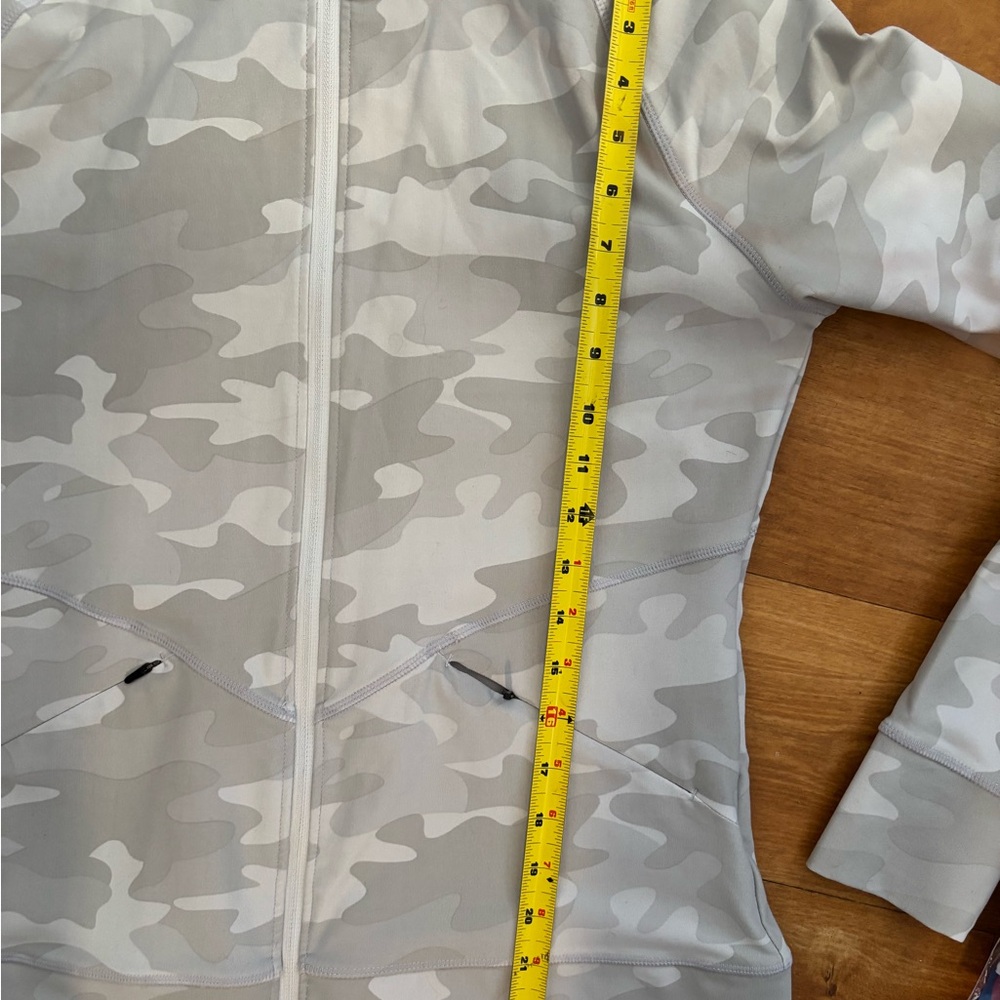 LOLË Women's Light Gray and White Camo Jacket - Picture 9 of 9
